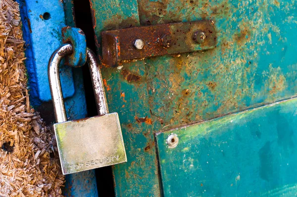 Rusty old padlock on metal door — Stock Photo, Image
