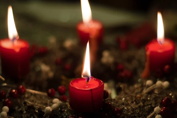 Christmas candles on girlde with blurry background — Stock Photo, Image