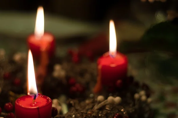 Christmas candles on girlde with blurry background — Stock Photo, Image