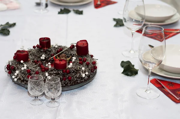 Elegáns karácsonyi asztal, a tányérok és poharak — Stock Fotó