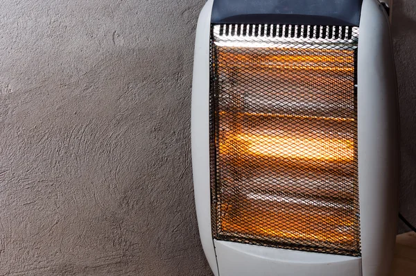 Un calentador halógeno o eléctrico contra pared de hormigón — Foto de Stock