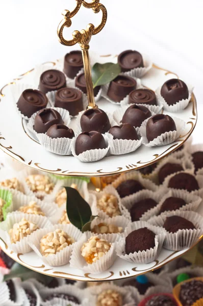 Um prato de chocolates com outras guloseimas — Fotografia de Stock