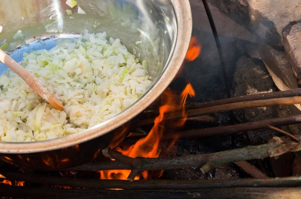 Onions boiling in campfire — Stock Photo, Image