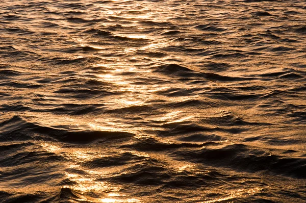 夕日を反射している水の波 — ストック写真