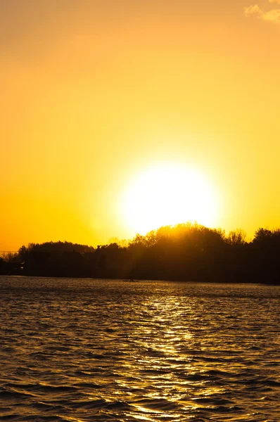 Sonnenuntergang am Horizont mit reflektierenden Wasserstrahlen — Stockfoto