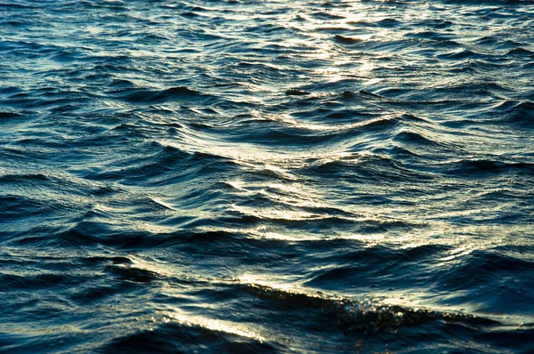 夕暮れ時に深い青色の海の波 — ストック写真