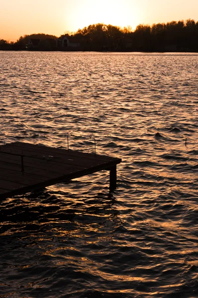 Ein Steg am Ufer mit Sonnenuntergang — Stockfoto
