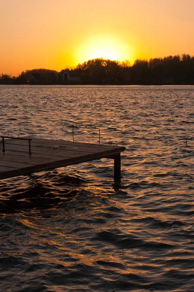 Molo na brzegu z zachodu słońca — Zdjęcie stockowe