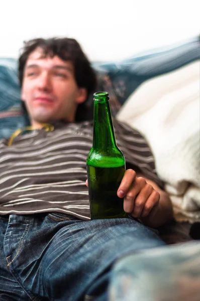 Młody człowiek z piwem w ręce — Zdjęcie stockowe