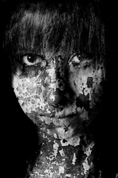 Dark art portrait of a girl with cracks and old paint in black a — Stock Photo, Image