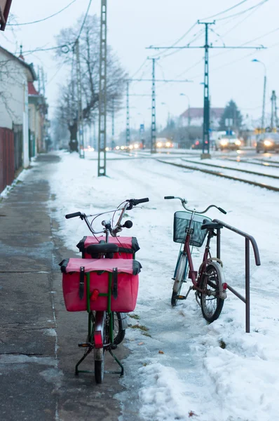 Oude post fiets met verkeer op achtergrond — Stockfoto