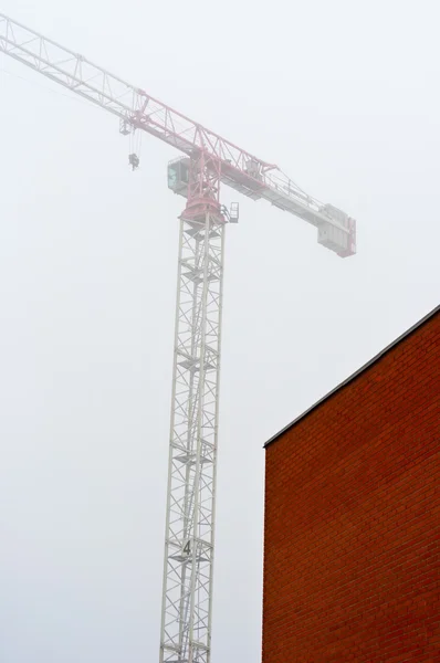 与建筑起重机在艾菲尔铁塔的背景做成砖红 bwall — 图库照片