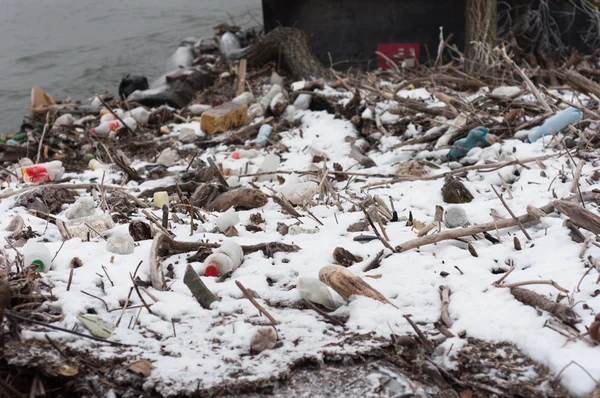 Montón de basura cubierta de nieve —  Fotos de Stock