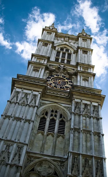 Hodinová věž proti modré obloze s hodinami ve středu — Stock fotografie