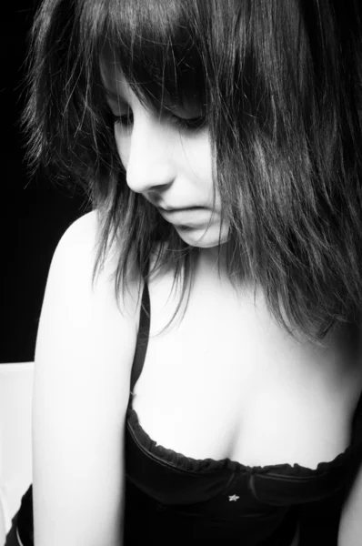 Belle fille en lingerie noire en noir et blanc — Photo