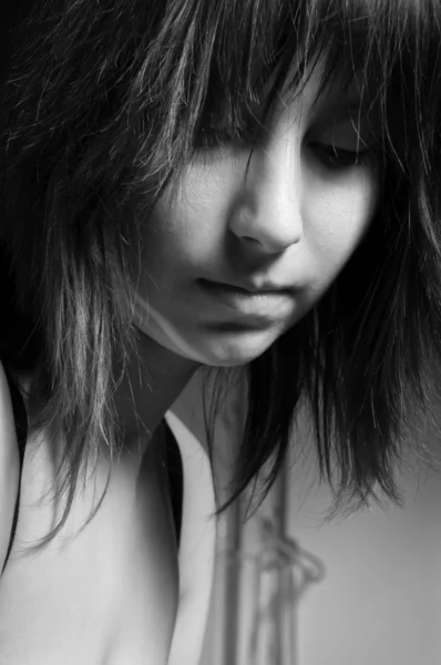 Mooie jonge meisje op zoek depressief in zwart-wit — Stockfoto