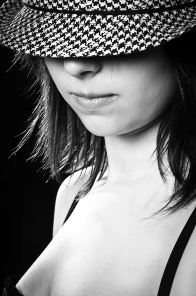 Όμορφο κορίτσι στο sylish καπέλο σε μαύρο και άσπρο — Φωτογραφία Αρχείου