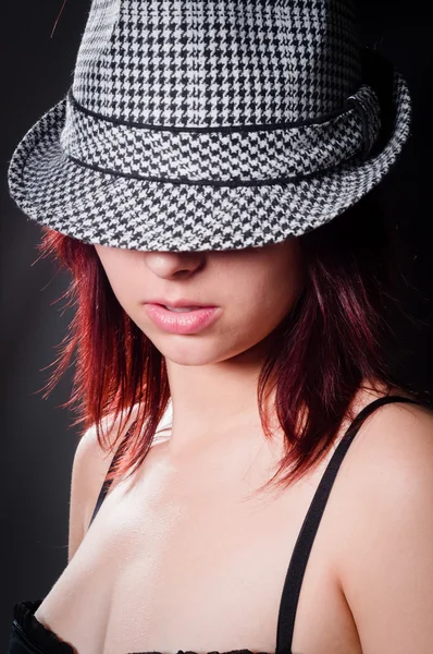 Винтажное фото красивой девушки в синей шляпе — стоковое фото