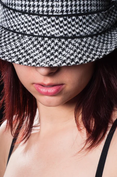 Όμορφο κορίτσι στο καπέλο του sylish — Φωτογραφία Αρχείου
