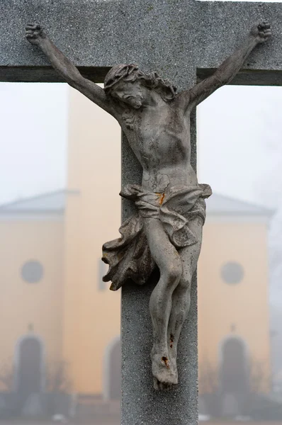 Sten kors med jesus Kristus korsfästelse — Stockfoto