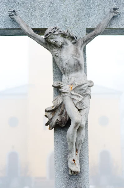 Kamenný kříž s ukřižováním Ježíše Krista — Stock fotografie