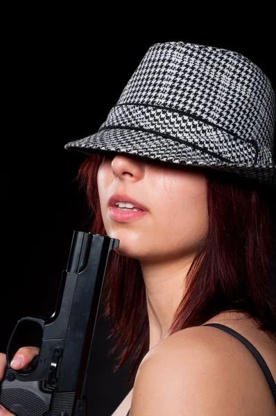 Beautiful young girl in hat holding pistol — Stock Photo, Image
