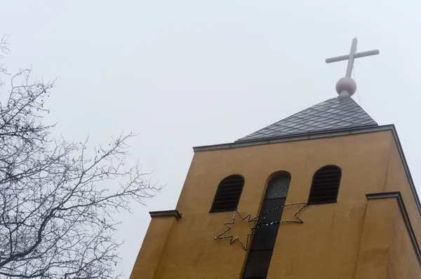 Kostel v mlze se hvězda a kříž — Stock fotografie