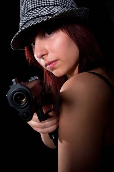 Pistola de punta de chica. No te metas con chicas. — Foto de Stock