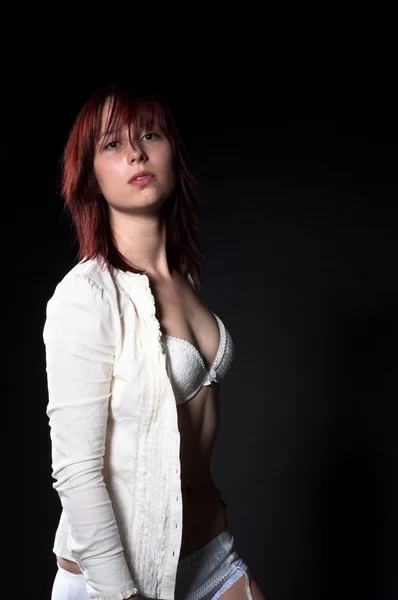 Vacker och sexig kvinna som bär vita underkläder — Stockfoto