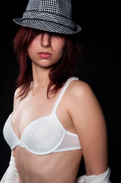 Beyaz iç çamaşırı ve şık şapka giyen güzel ve seksi kadın — Stok fotoğraf