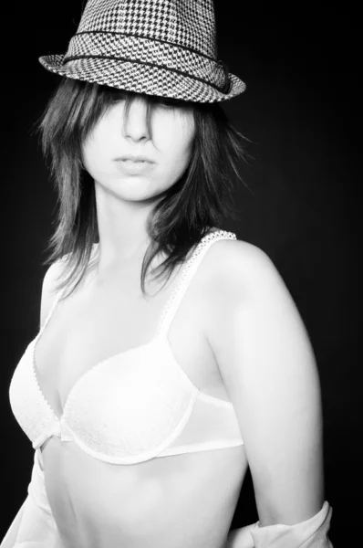Beyaz iç çamaşırı ve şık şapka giyen güzel ve seksi kadın — Stok fotoğraf