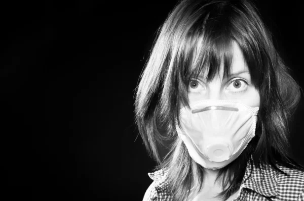 Menina usando máscara protetora em preto e branco — Fotografia de Stock