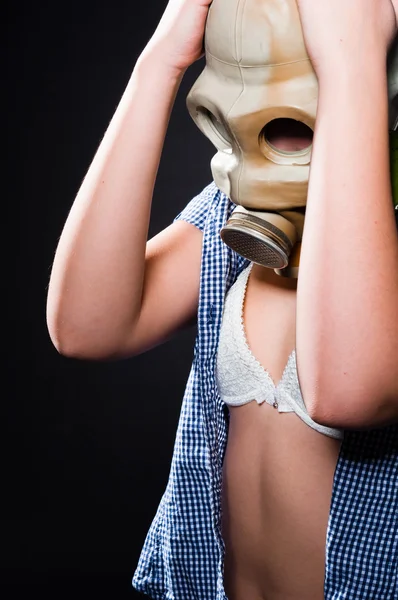 Κοπέλα φορώντας gasmask και λευκά εσώρουχα, κρατώντας το κεφάλι — Φωτογραφία Αρχείου