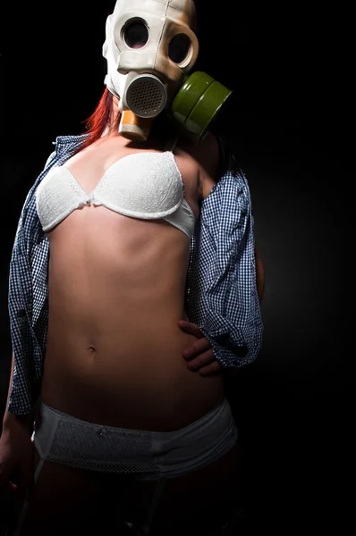 Menina usando máscara de gás e lingerie branca — Fotografia de Stock