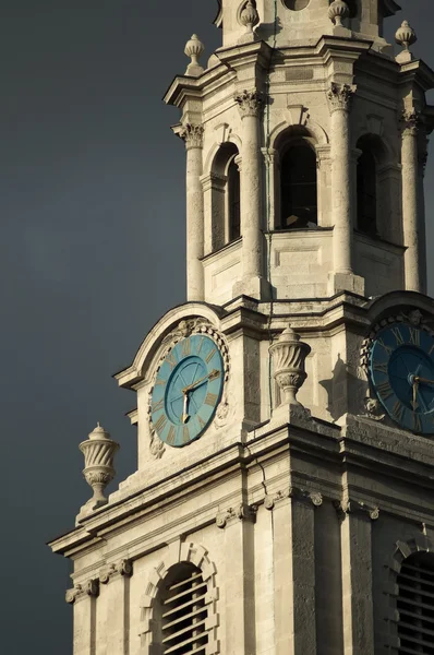 Torre del reloj contra el cielo oscuro con el reloj en el centro antes de sto —  Fotos de Stock