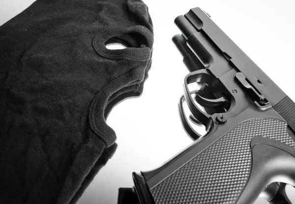 권총과 흰색 위에 도둑의 마스크 — 스톡 사진