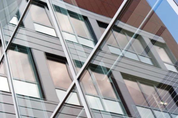 Fenster eines modernen Gebäudes mit Reflexion — Stockfoto