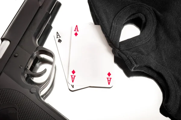Pistola y máscara de un jugador de póquer corrup — Foto de Stock