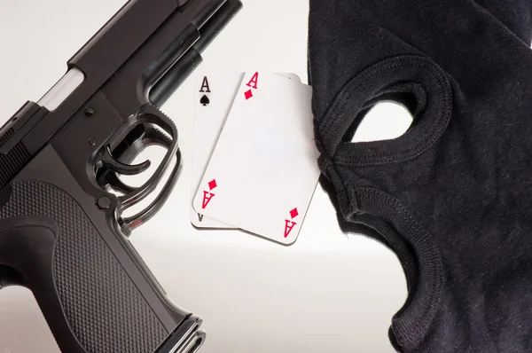 A pair of aces with a mask and a pistol of a thief — Stock Photo, Image