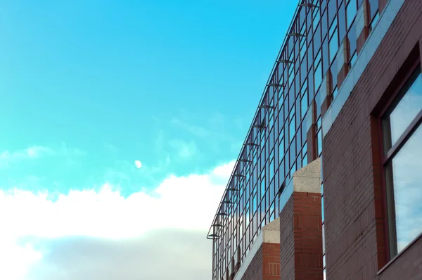 Edifício moderno com céu azul — Fotografia de Stock