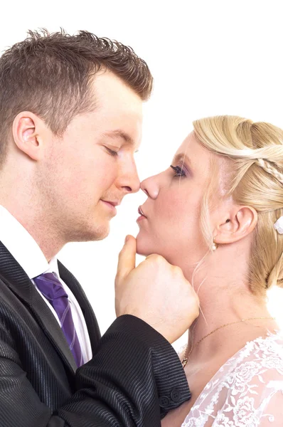 Пара в день свадьбы целуется и смеется — стоковое фото