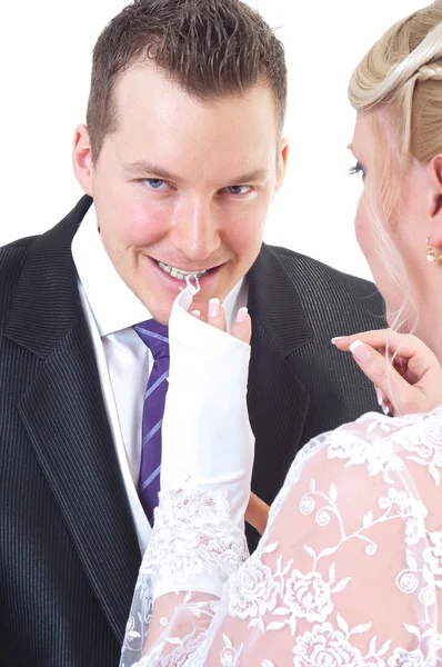 Noivo despir noiva enquanto tira as luvas — Fotografia de Stock