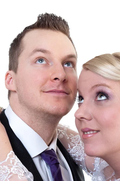 Bruid en bruidegom op zoek hierboven — Stockfoto