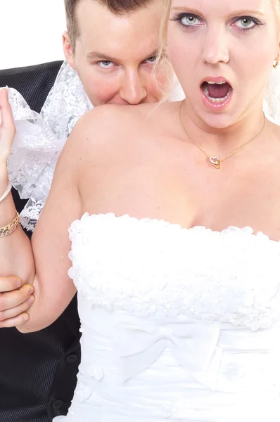 Bräutigam beißt der Braut in die Schulter — Stockfoto