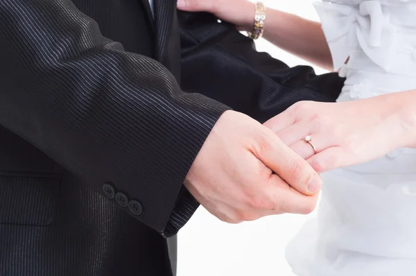 新娘和新郎握着的手 — 图库照片