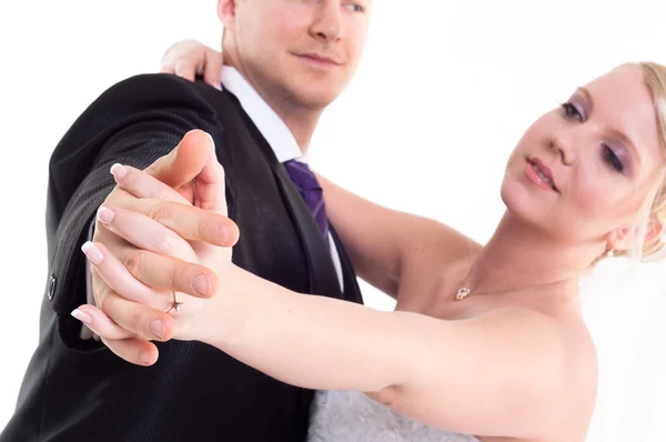 Händchen haltend Bräutigam und Braut beim Tanzen — Stockfoto