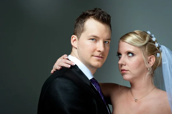 魅力的な若い新しく結婚カップル — ストック写真