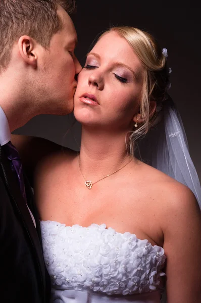 Novio besando a la novia — Foto de Stock
