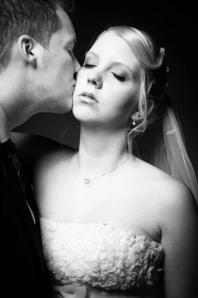 Pareja joven besándose en blanco y negro — Foto de Stock