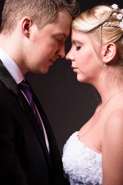 若いカップルの結婚式の摩耗 — ストック写真